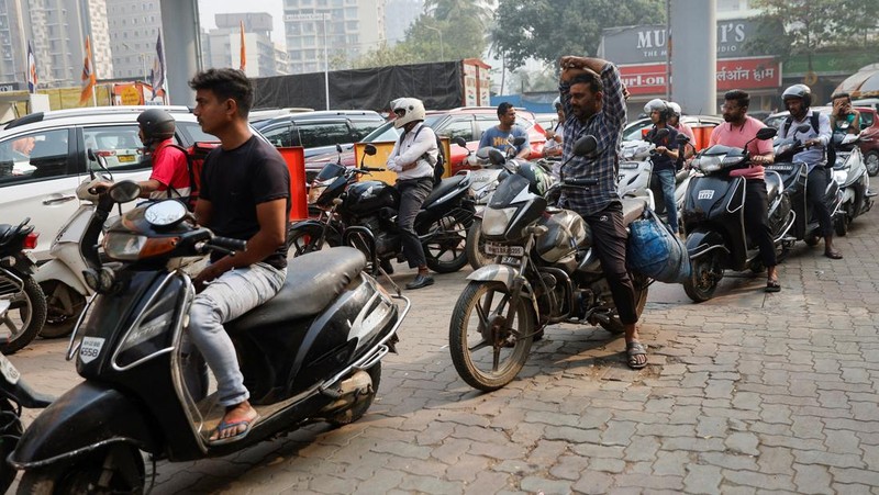 Masyarakat menunggu bahan bakar di pompa bensin di Hyderabad, India, Selasa, 2 Januari 2024. Pemogokan nasional yang diserukan oleh asosiasi transportasi telah menyebabkan gangguan pasokan bahan bakar. (AP Photo/Mahesh Kumar A.)