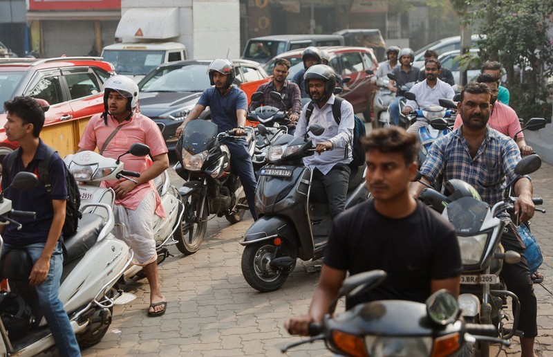 Masyarakat menunggu bahan bakar di pompa bensin di Hyderabad, India, Selasa, 2 Januari 2024. Pemogokan nasional yang diserukan oleh asosiasi transportasi telah menyebabkan gangguan pasokan bahan bakar. Masyarakat menunggu bahan bakar di pompa bensin di Hyderabad, India, Selasa, 2 Januari 2024. Pemogokan nasional yang diserukan oleh asosiasi transportasi telah menyebabkan gangguan pasokan bahan bakar. (AP Photo/Mahesh Kumar A.)