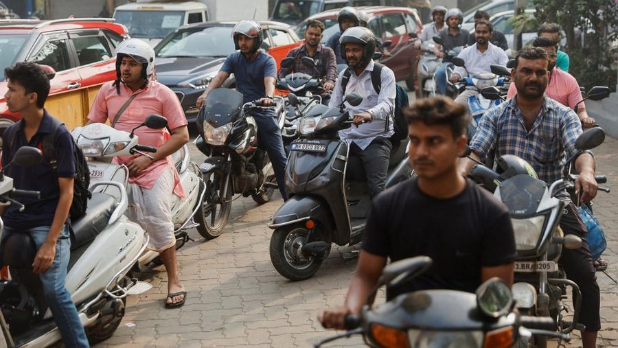 Warga mengantri untuk mengisi ulang tangki bahan bakar karena pemogokan pengemudi truk secara nasional, di sebuah pompa bensin di Mumbai, India, 3 Januari 2024. (REUTERS/Francis Mascarenhas)