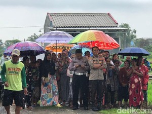 Warga Rela Kehujanan demi Nonton Rekonstruksi Pembunuhan Sadis di Gresik