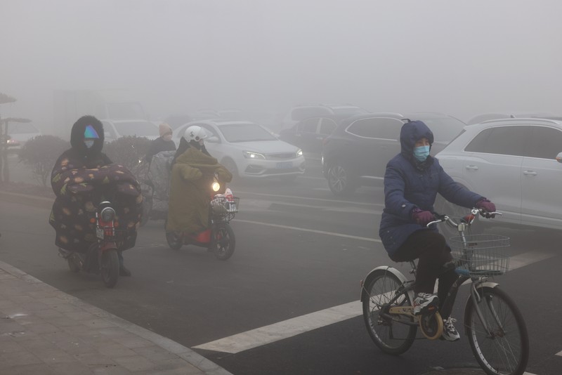 1895745504 Warga berkendara saat kabut tebal dan udara yang tercemar di Jalan Wenhua Barat di Zaozhuang, Tiongkok, pada 3 Januari 2024.(Photo by Costfoto/NurPhoto via Getty Images)