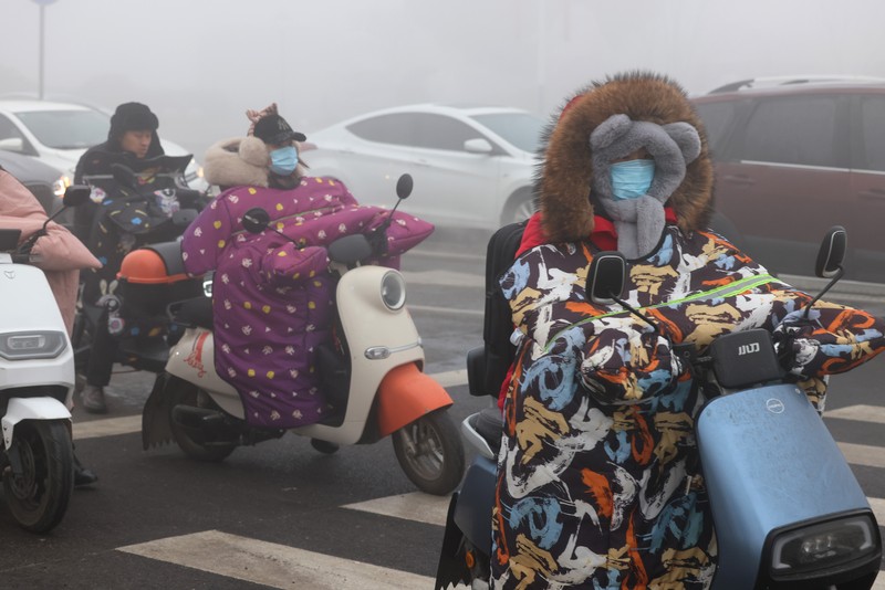 1895745504 Warga berkendara saat kabut tebal dan udara yang tercemar di Jalan Wenhua Barat di Zaozhuang, Tiongkok, pada 3 Januari 2024.(Photo by Costfoto/NurPhoto via Getty Images)