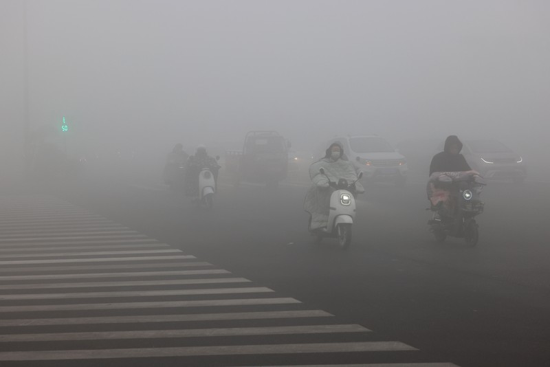 1895745504 Warga berkendara saat kabut tebal dan udara yang tercemar di Jalan Wenhua Barat di Zaozhuang, Tiongkok, pada 3 Januari 2024.(Photo by Costfoto/NurPhoto via Getty Images)