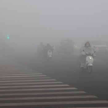 Bukan Covid, Potret China Ketutup Kabut Ekstrem-Warga Pakai Masker