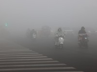 Bukan Covid, Potret China Ketutup Kabut Ekstrem-Warga Pakai Masker