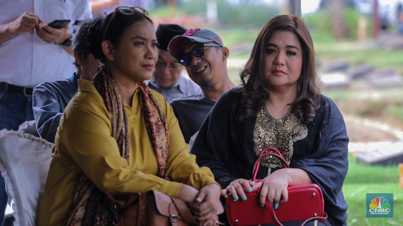 Aktris sekaligus model Cornelia Agatha saat menghadiri pemakaman ekonom senior Rizal Ramli di Tempat Pemakaman Umum (TPU) Jeruk Purut, Jakarta, Kamis (4/1/2023). Aktris sekaligus model Cornelia Agatha saat menghadiri pemakaman ekonom senior Rizal Ramli di Tempat Pemakaman Umum (TPU) Jeruk Purut, Jakarta, Kamis (4/1/2023). (CNBC Indonesia/Faisal Rahman)