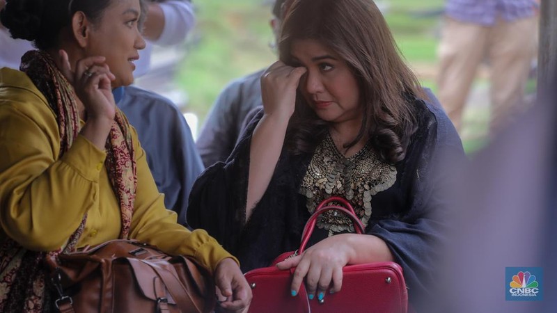 Suasana saat prosesi pemakaman ekonom senior Rizal Ramli di Tempat Pemakaman Umum (TPU) Jeruk Purut, Jakarta, Kamis (4/1/2023). (CNBC Indonesia/Faisal Rahman)