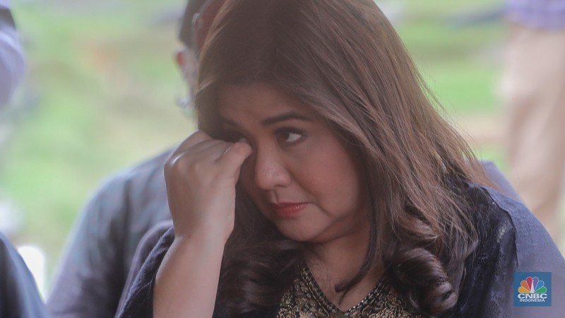 Aktris sekaligus model Cornelia Agatha saat menghadiri pemakaman ekonom senior Rizal Ramli di Tempat Pemakaman Umum (TPU) Jeruk Purut, Jakarta, Kamis (4/1/2023). (CNBC Indonesia/Faisal Rahman)