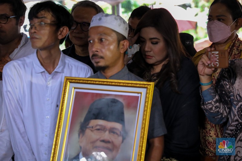 Aktris sekaligus model Cornelia Agatha saat menghadiri pemakaman ekonom senior Rizal Ramli di Tempat Pemakaman Umum (TPU) Jeruk Purut, Jakarta, Kamis (4/1/2023). (CNBC Indonesia/Faisal Rahman)