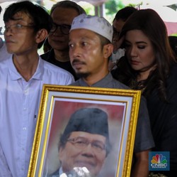 Potret Aktris Cornelia Agatha Iringi Pemakaman Rizal Ramli