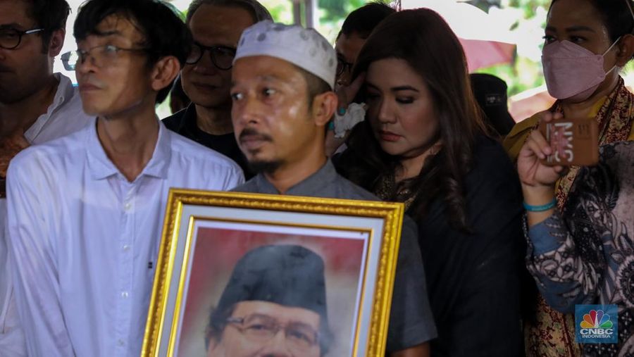 Suasana saat prosesi pemakaman ekonom senior Rizal Ramli di Tempat Pemakaman Umum (TPU) Jeruk Purut, Jakarta, Kamis (4/1/2023). (CNBC Indonesia/Faisal Rahman)