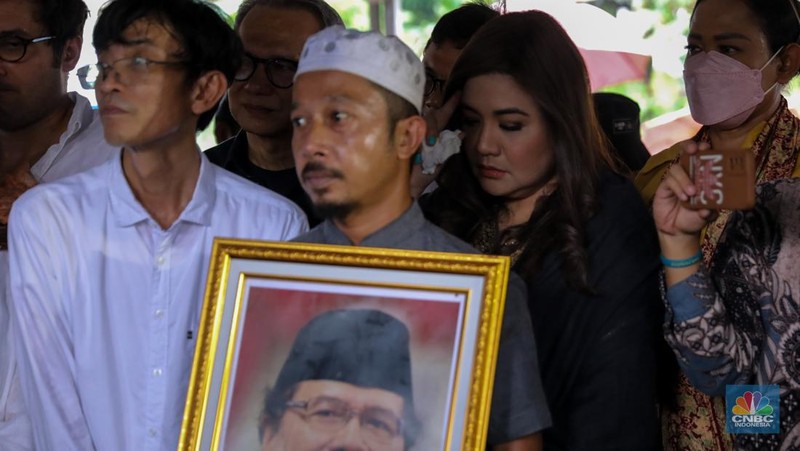 Suasana saat prosesi pemakaman ekonom senior Rizal Ramli di Tempat Pemakaman Umum (TPU) Jeruk Purut, Jakarta, Kamis (4/1/2023). (CNBC Indonesia/Faisal Rahman)
