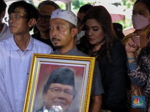 Potret Aktris Cornelia Agatha Iringi Pemakaman Rizal Ramli