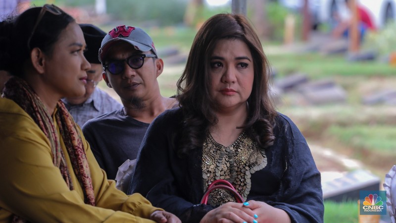 Aktris sekaligus model Cornelia Agatha saat menghadiri pemakaman ekonom senior Rizal Ramli di Tempat Pemakaman Umum (TPU) Jeruk Purut, Jakarta, Kamis (4/1/2023). (CNBC Indonesia/Faisal Rahman)