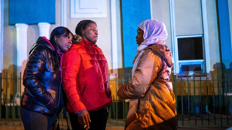 Petugas Polisi Newark berjaga di luar Masjid Muhammad-Newark menyusul penembakan Imam Hassan Sharif di Newark, New Jersey, AS, 3 Januari 2024. (REUTERS/Eduardo Munoz)