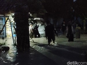 Delapan Rumah Terisolir Banjir gegara Luapan Sungai Cibodas Cianjur