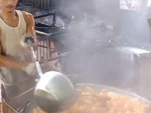 Beraksi Goreng Kerupuk di Video, Penjual Kerupuk Ini Dipuji Tampan