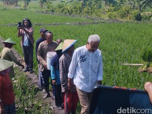 Ganjar Temui Petani di Blora, Terima Keluhan soal KUR dan BLT