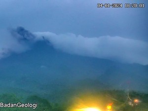 Merapi Muntahkan Awan Panas, Jarak Luncur 1,8 Km Arah Kali Bebeng