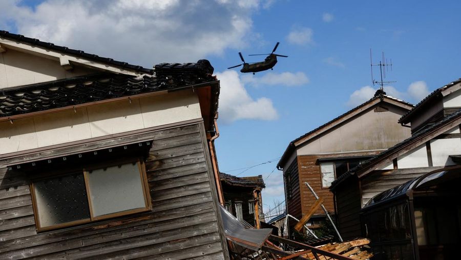 Helikopter Pasukan Bela Diri Jepang terbang di atas daerah yang terkena dampak gempa, di Wajima, Prefektur Ishikawa, Jepang, 4 Januari 2024. (REUTERS/Kim Kyung-Hoon)