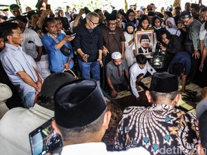 Peristirahatan Terakhir Rizal Ramli Seliang Lahad Bersama Istri