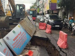 Jalan Ambles di Olimo Jakbar Sempat Bikin Macet Sepanjang 2 Km