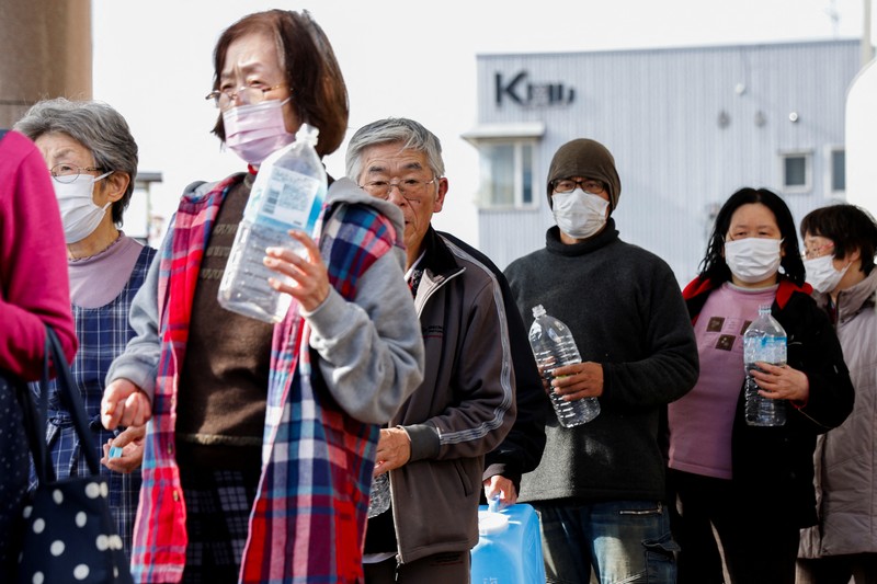 JAPAN-QUAKE/ Residents stand in a line to get food from a volunteer group, in the aftermath of an earthquake, in Wajima, Ishikawa Prefecture, Japan, January 4, 2024. REUTERS/Kim Kyung-Hoon