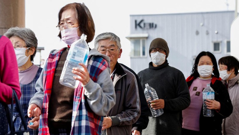 Residents stand in a line to get food from a volunteer group, in the aftermath of an earthquake, in Wajima, Ishikawa Prefecture, Japan, January 4, 2024. REUTERS/Kim Kyung-Hoon