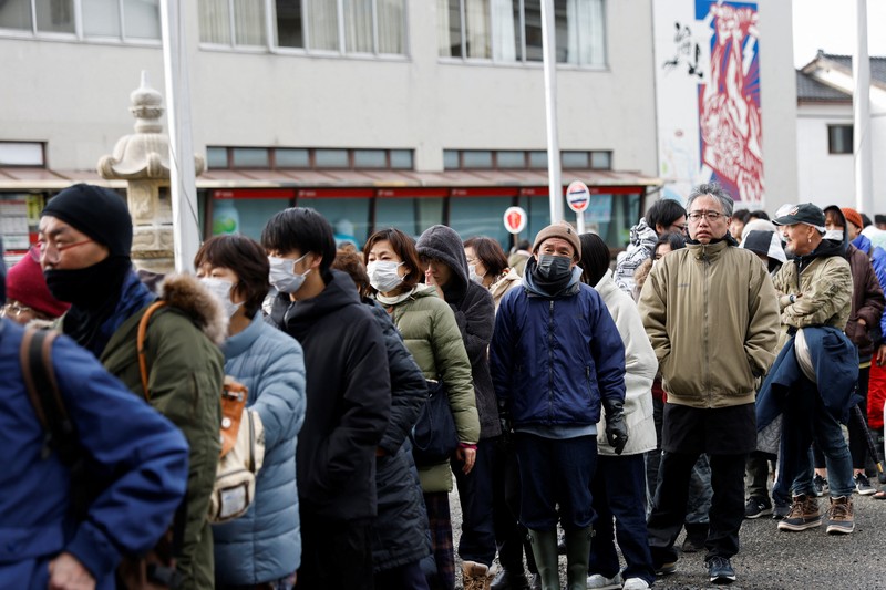 JAPAN-QUAKE/ Residents stand in a line to get food from a volunteer group, in the aftermath of an earthquake, in Wajima, Ishikawa Prefecture, Japan, January 4, 2024. REUTERS/Kim Kyung-Hoon