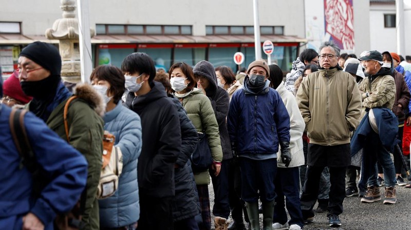 Residents stand in a line to get food from a volunteer group, in the aftermath of an earthquake, in Wajima, Ishikawa Prefecture, Japan, January 4, 2024. REUTERS/Kim Kyung-Hoon