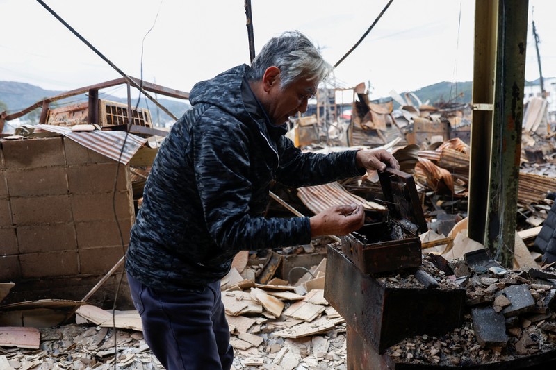 JAPAN-QUAKE/ Residents stand in a line to get food from a volunteer group, in the aftermath of an earthquake, in Wajima, Ishikawa Prefecture, Japan, January 4, 2024. REUTERS/Kim Kyung-Hoon
