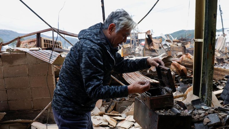 Residents stand in a line to get food from a volunteer group, in the aftermath of an earthquake, in Wajima, Ishikawa Prefecture, Japan, January 4, 2024. REUTERS/Kim Kyung-Hoon