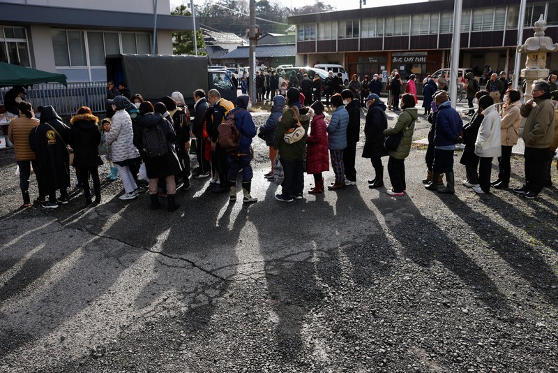 JAPAN-QUAKE/ Residents stand in a line to get food from a volunteer group, in the aftermath of an earthquake, in Wajima, Ishikawa Prefecture, Japan, January 4, 2024. REUTERS/Kim Kyung-Hoon