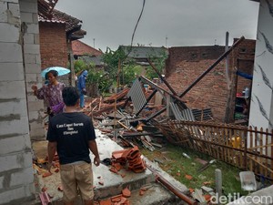 60 Rumah di Juntinyuat Indramayu Rusak Diterjang Puting Beliung