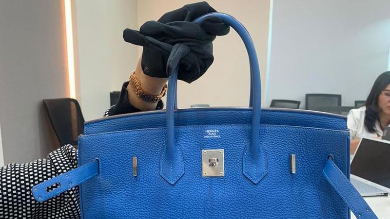 Lelang Tas Hermes istri terpidana kasus Jiwasraya Benny Tjokrosaputro atau Bentjok. (Dok. Kejaksaan Agung)
