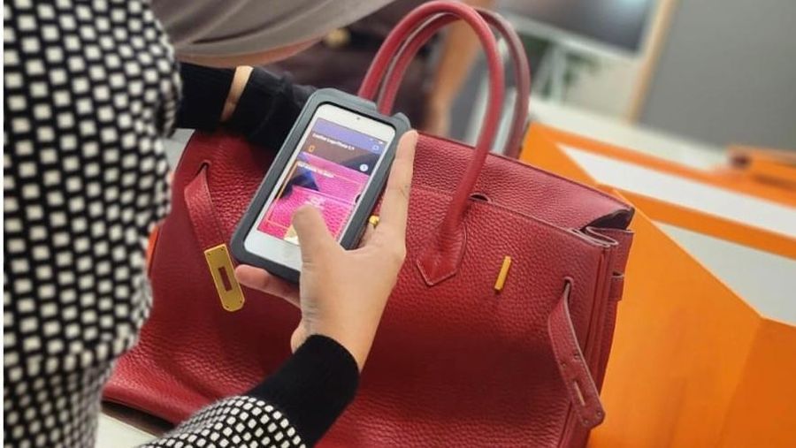 Lelang Tas Hermes istri terpidana kasus Jiwasraya Benny Tjokrosaputro atau Bentjok. (Dok. Kejaksaan Agung)