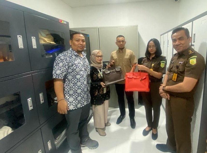 Lelang Tas Hermes istri terpidana kasus Jiwasraya Benny Tjokrosaputro atau Bentjok. Lelang Tas Hermes istri terpidana kasus Jiwasraya Benny Tjokrosaputro atau Bentjok. (Dok. Kejaksaan Agung)