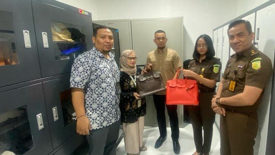 Lelang Tas Hermes istri terpidana kasus Jiwasraya Benny Tjokrosaputro atau Bentjok. (Dok. Kejaksaan Agung)