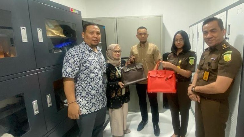 Lelang Tas Hermes istri terpidana kasus Jiwasraya Benny Tjokrosaputro atau Bentjok. (Dok. Kejaksaan Agung)