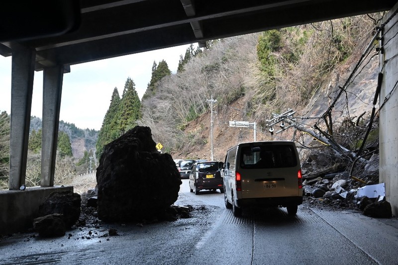 Penduduk setempat dievakuasi, dengan bantuan tentara Pasukan Bela Diri Jepang, dari daerah yang terisolasi akibat gempa bumi di Wajima, prefektur Ishikawa, Jepang 3 Januari 2024, dalam foto selebaran yang dirilis oleh Kantor Staf Gabungan Kementerian Pertahanan Jepang. Penduduk setempat dievakuasi, dengan bantuan tentara Pasukan Bela Diri Jepang, dari daerah yang terisolasi akibat gempa bumi di Wajima, prefektur Ishikawa, Jepang 3 Januari 2024, dalam foto selebaran yang dirilis oleh Kantor Staf Gabungan Kementerian Pertahanan Jepang. (Kantor Staf Gabungan Kementerian Pertahanan Jepang/HANDOUT via REUTERS)