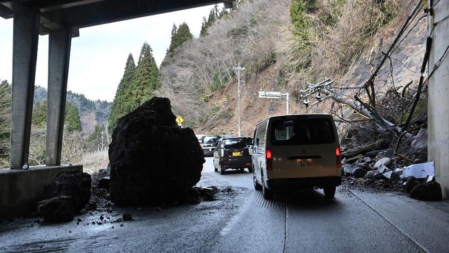 Penduduk setempat dievakuasi, dengan bantuan tentara Pasukan Bela Diri Jepang, dari daerah yang terisolasi akibat gempa bumi di Wajima, prefektur Ishikawa, Jepang 3 Januari 2024, dalam foto selebaran yang dirilis oleh Kantor Staf Gabungan Kementerian Pertahanan Jepang. (Kantor Staf Gabungan Kementerian Pertahanan Jepang/HANDOUT via REUTERS)