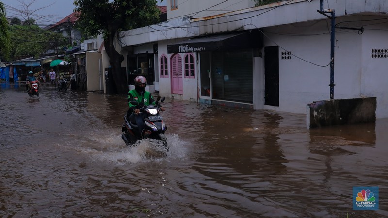 Pekerja membersihkan air pada salah satu toko bunga usai banjir melanda kawasan Kemang, Jakarta, Kamis (4/1/2024). Pekerja membersihkan air pada salah satu toko bunga usai banjir melanda kawasan Kemang, Jakarta, Kamis (4/1/2024). (CNBC Indonesia/Faisal Rahman)