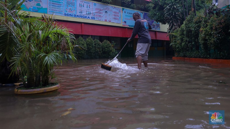 Pekerja membersihkan air pada salah satu toko bunga usai banjir melanda kawasan Kemang, Jakarta, Kamis (4/1/2024). Pekerja membersihkan air pada salah satu toko bunga usai banjir melanda kawasan Kemang, Jakarta, Kamis (4/1/2024). (CNBC Indonesia/Faisal Rahman)