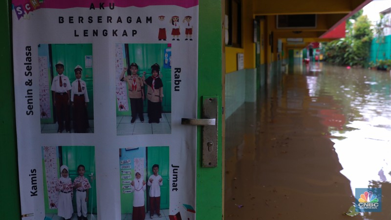 Pekerja membersihkan air pada salah satu toko bunga usai banjir melanda kawasan Kemang, Jakarta, Kamis (4/1/2024). Pekerja membersihkan air pada salah satu toko bunga usai banjir melanda kawasan Kemang, Jakarta, Kamis (4/1/2024). (CNBC Indonesia/Faisal Rahman)