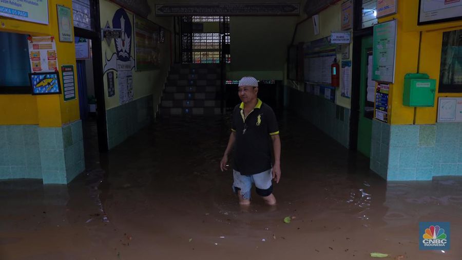Pekerja membersihkan air pada salah satu toko bunga usai banjir melanda kawasan Kemang, Jakarta, Kamis (4/1/2024). (CNBC Indonesia/Faisal Rahman)