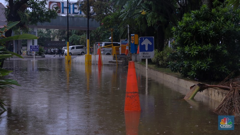Pekerja membersihkan air pada salah satu toko bunga usai banjir melanda kawasan Kemang, Jakarta, Kamis (4/1/2024). Pekerja membersihkan air pada salah satu toko bunga usai banjir melanda kawasan Kemang, Jakarta, Kamis (4/1/2024). (CNBC Indonesia/Faisal Rahman)
