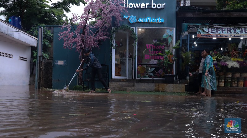 Pekerja membersihkan air pada salah satu toko bunga usai banjir melanda kawasan Kemang, Jakarta, Kamis (4/1/2024). Pekerja membersihkan air pada salah satu toko bunga usai banjir melanda kawasan Kemang, Jakarta, Kamis (4/1/2024). (CNBC Indonesia/Faisal Rahman)