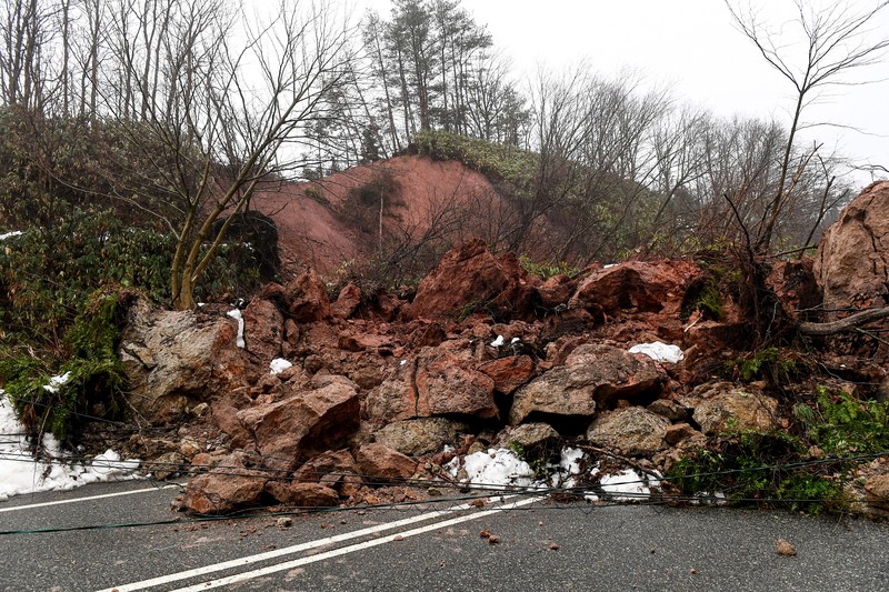 Penduduk setempat dievakuasi, dengan bantuan tentara Pasukan Bela Diri Jepang, dari daerah yang terisolasi akibat gempa bumi di Wajima, prefektur Ishikawa, Jepang 3 Januari 2024, dalam foto selebaran yang dirilis oleh Kantor Staf Gabungan Kementerian Pertahanan Jepang. Penduduk setempat dievakuasi, dengan bantuan tentara Pasukan Bela Diri Jepang, dari daerah yang terisolasi akibat gempa bumi di Wajima, prefektur Ishikawa, Jepang 3 Januari 2024, dalam foto selebaran yang dirilis oleh Kantor Staf Gabungan Kementerian Pertahanan Jepang. (Kantor Staf Gabungan Kementerian Pertahanan Jepang/HANDOUT via REUTERS)