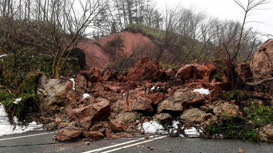 Penduduk setempat dievakuasi, dengan bantuan tentara Pasukan Bela Diri Jepang, dari daerah yang terisolasi akibat gempa bumi di Wajima, prefektur Ishikawa, Jepang 3 Januari 2024, dalam foto selebaran yang dirilis oleh Kantor Staf Gabungan Kementerian Pertahanan Jepang. (Kantor Staf Gabungan Kementerian Pertahanan Jepang/HANDOUT via REUTERS)