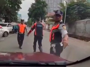 Awal Mula Petugas Dishub DKI Berhentikan Pemobil hingga Nemplok di Kap